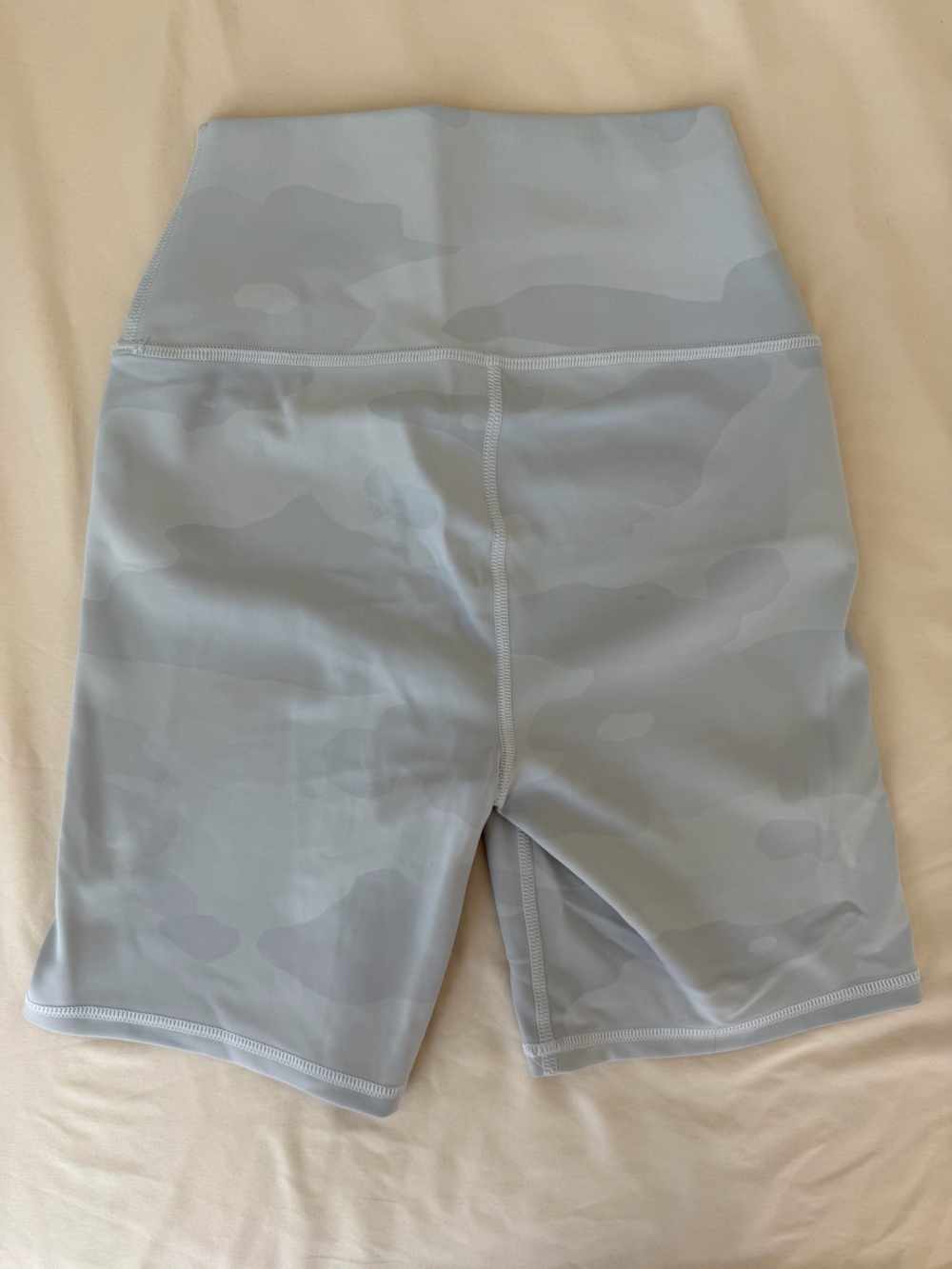 ALO Yoga High-Waist White Biker Shorts - Picture 4 of 4